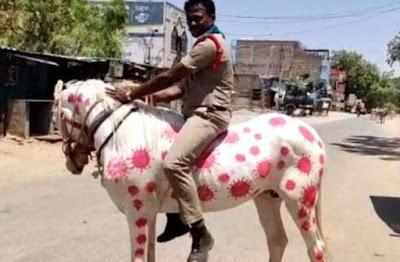 आंध्रप्रदेश पोलिसांची नवी शक्कल 'कोरोना घोडा' फिरवत जनजागृती !