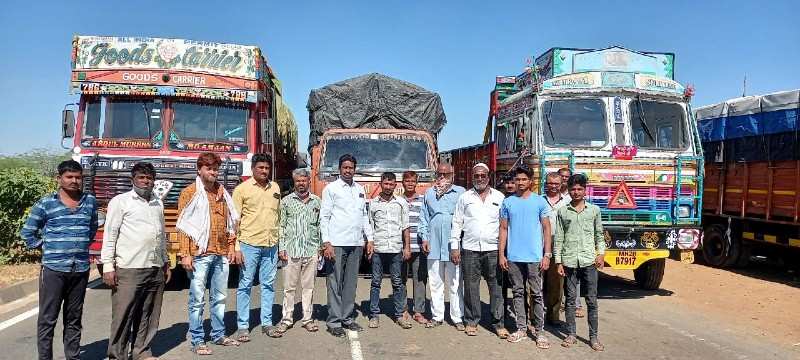 भारत बंद : उस्मानाबाद जिल्हा मोटार मालक महासंघाने चक्काजाम आंदोलन